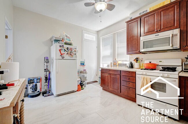 2246 W Armitage Ave in Chicago, IL - Building Photo - Building Photo