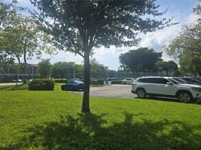 1201 SW 128th Terrace in Pembroke Pines, FL - Foto de edificio - Building Photo