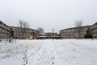 Broadmoor Apartments in Eden Prairie, MN - Building Photo - Building Photo