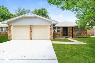 207 Cherokee Dr in Yukon, OK - Building Photo