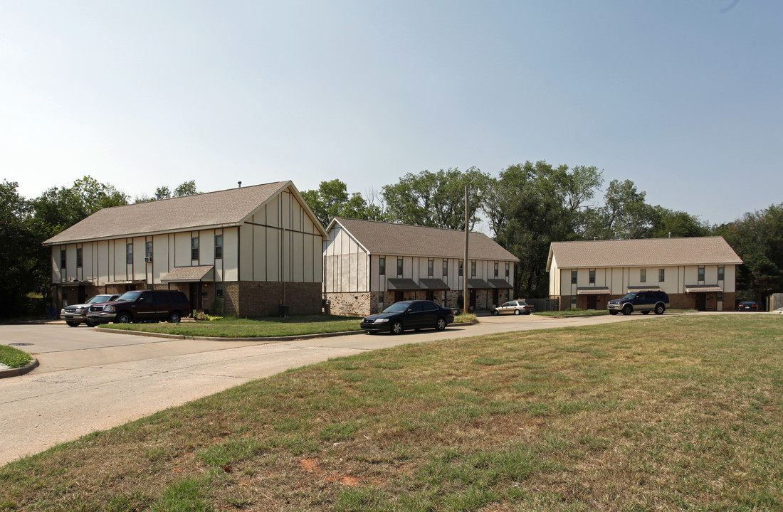 College View Apartments in Edmond, OK - Building Photo