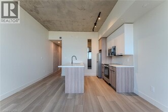 24 Augusta St in Hamilton, ON - Building Photo - Building Photo