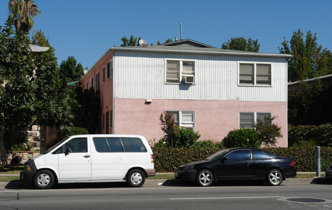 13233 Oxnard St in Van Nuys, CA - Foto de edificio - Building Photo