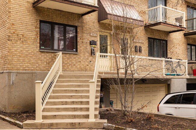 8711-8717 André-Grasset Av in Montréal, QC - Building Photo - Building Photo