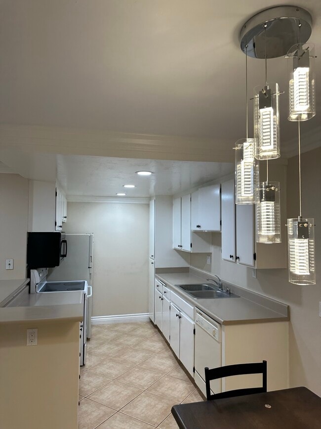 227 Woodland Pky in San Marcos, CA - Foto de edificio - Building Photo