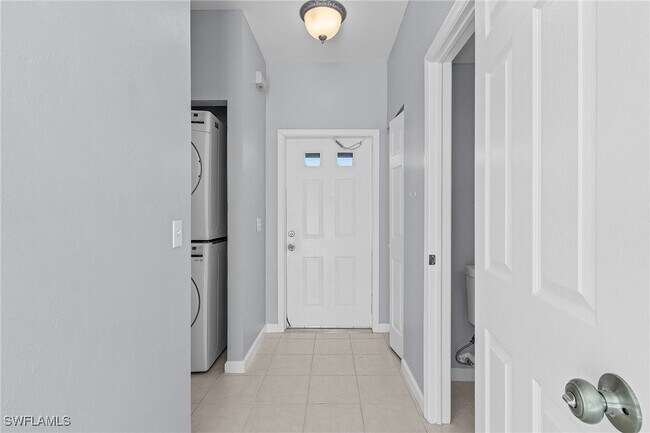 6091 Lakefront Dr in Ft. Myers, FL - Building Photo - Building Photo