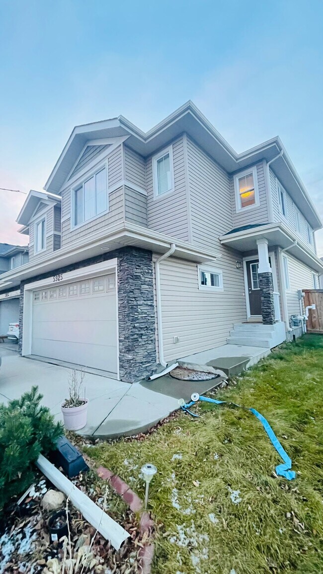 5925 Anthony Cres SW in Edmonton, AB - Building Photo - Building Photo