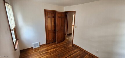 7106 Glencoe Ave in Brooklyn, OH - Foto de edificio - Building Photo