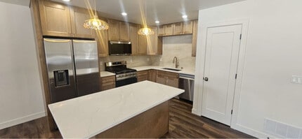 5013 W Sassy Ave in Wasilla, AK - Foto de edificio - Building Photo