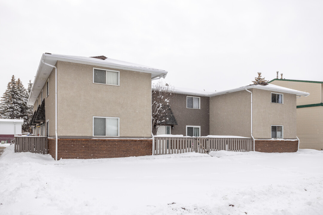 701 Westmount Dr in Strathmore, AB - Building Photo