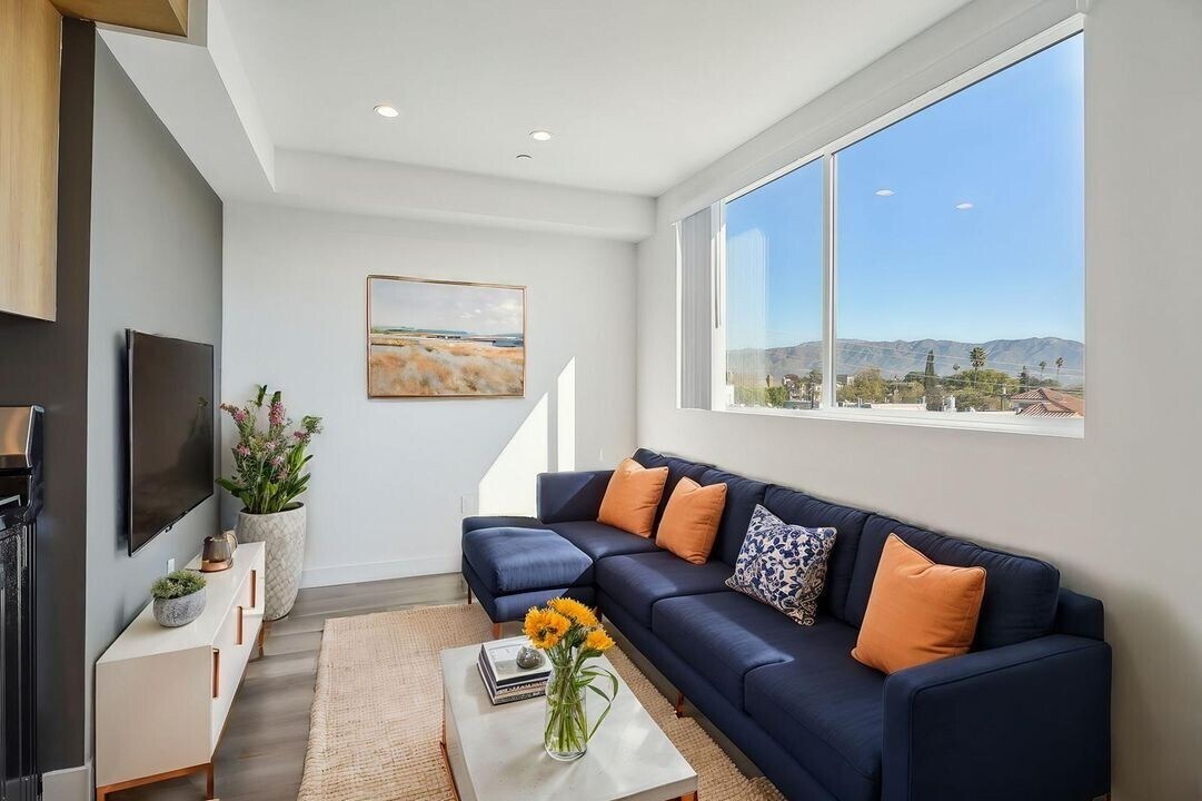 IM 21 in Los Angeles, CA - Building Photo