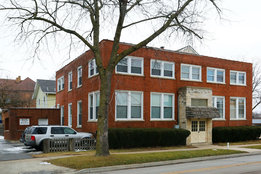 255 N Spring St in Elgin, IL - Building Photo