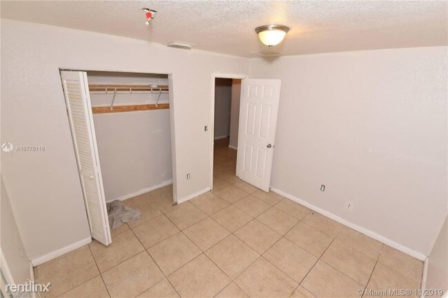 2325 NW 96th St-Unit -# 1 in Miami, FL - Building Photo - Building Photo