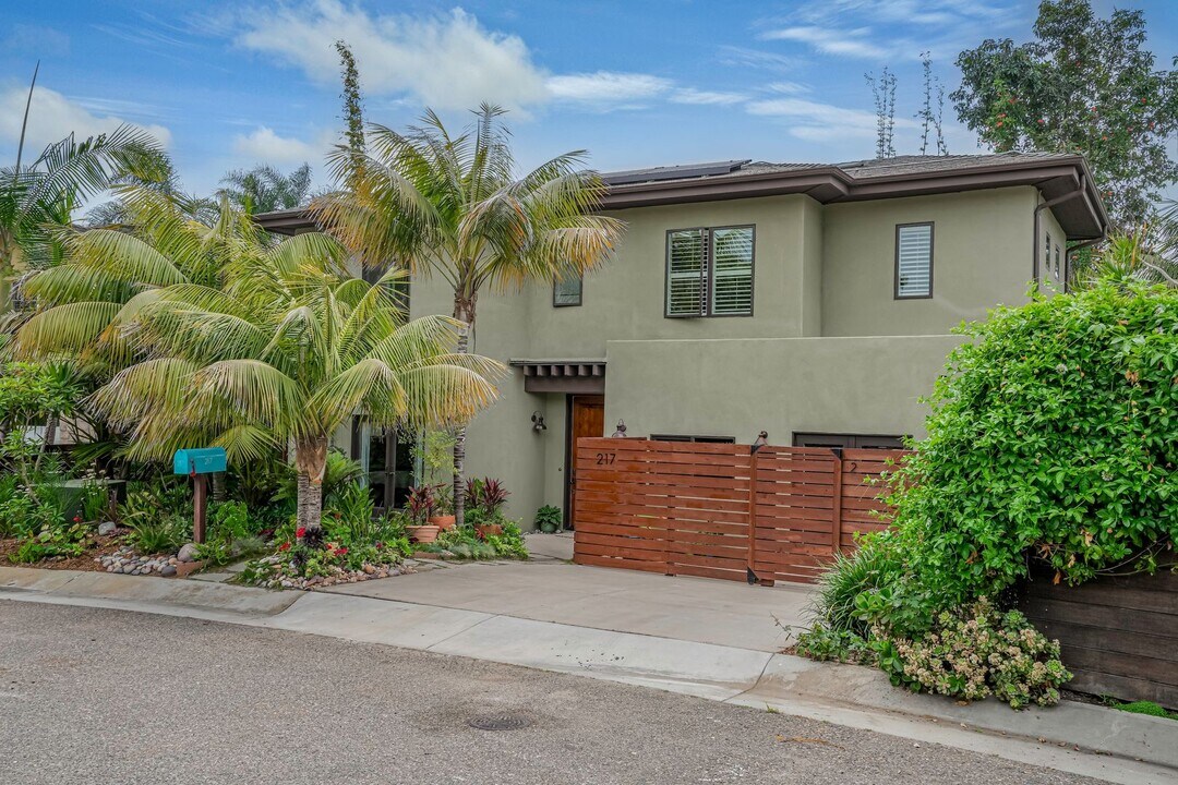 217 Hillcrest Dr, Unit Unit 1 in Encinitas, CA - Building Photo