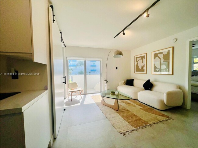 240 Collins Ave in Miami Beach, FL - Building Photo - Building Photo