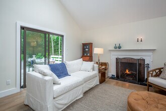 6 Woodcrest Dr in East Hampton, NY - Building Photo - Building Photo