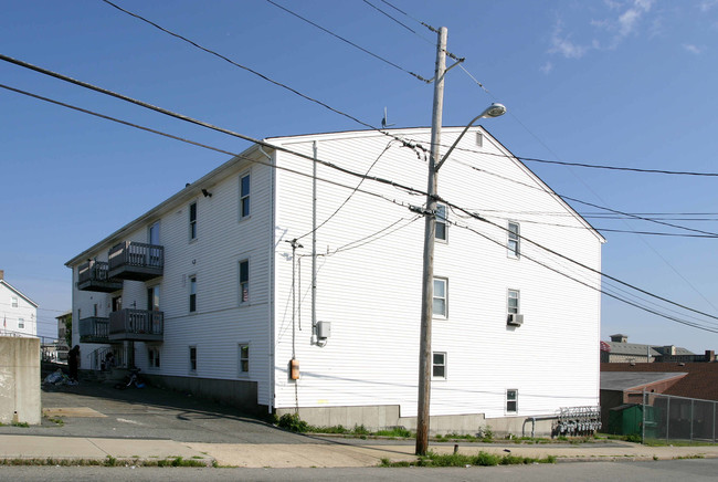 433 Bank St in Fall River, MA - Foto de edificio - Building Photo