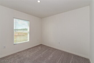 900 Wilmington Pkwy in Cape Coral, FL - Foto de edificio - Building Photo