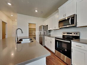 1317 E Old Mesquite St in Kuna, ID - Foto de edificio - Building Photo