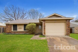 5620 Oregon Trail Ct in Haltom City, TX - Building Photo