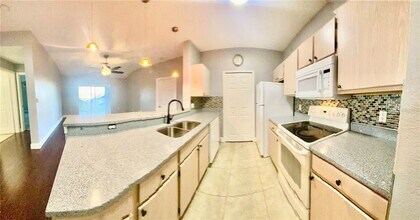 5451 Vineland Rd in Orlando, FL - Foto de edificio - Building Photo