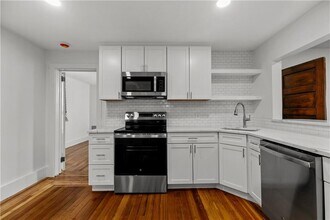 41 Freeborn St in Newport, RI - Building Photo - Building Photo