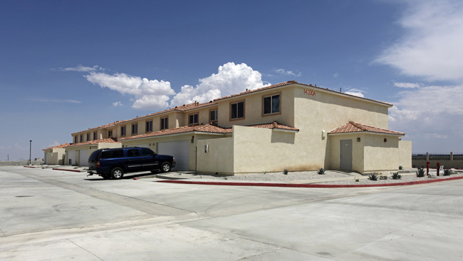 Parra Apartments in Victorville, CA - Foto de edificio - Building Photo