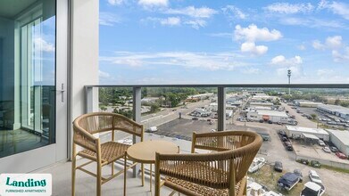 1950 Mayfair St, Unit 921 in Naples, FL - Foto de edificio - Building Photo