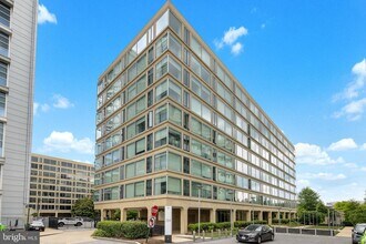 1101 3rd St SW in Washington, DC - Foto de edificio - Building Photo