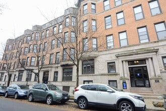636 W Oak St, Unit A02C in Chicago, IL - Foto de edificio - Building Photo