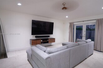 15213 SW 141st St in Miami, FL - Foto de edificio - Building Photo