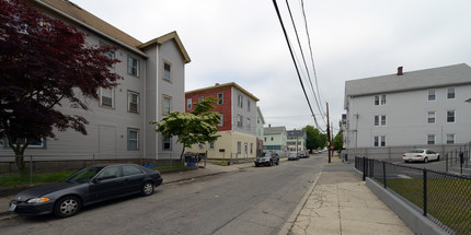 10 Fuller Ave in Central Falls, RI - Foto de edificio - Building Photo