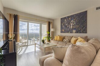 300 Bayview Dr, Unit 2114 in Sunny Isles Beach, FL - Foto de edificio - Building Photo