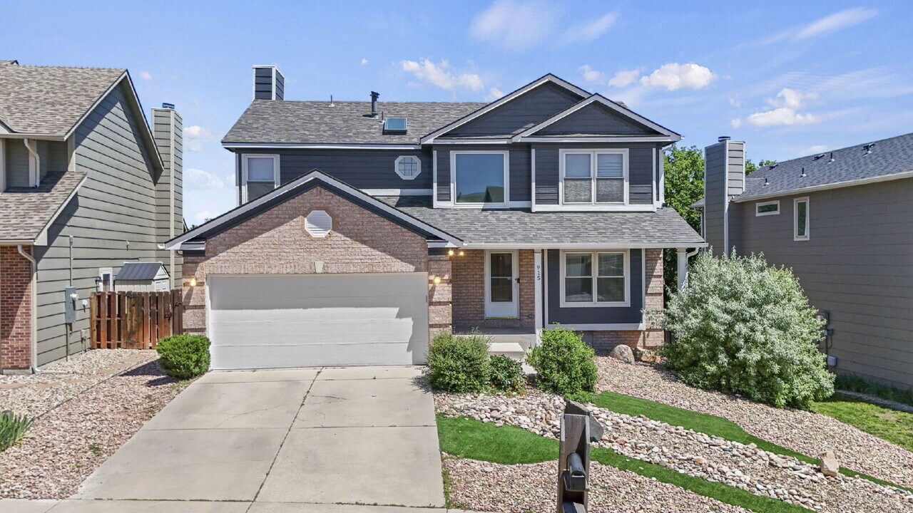 915 Royal Crown Ln in Colorado Springs, CO - Building Photo