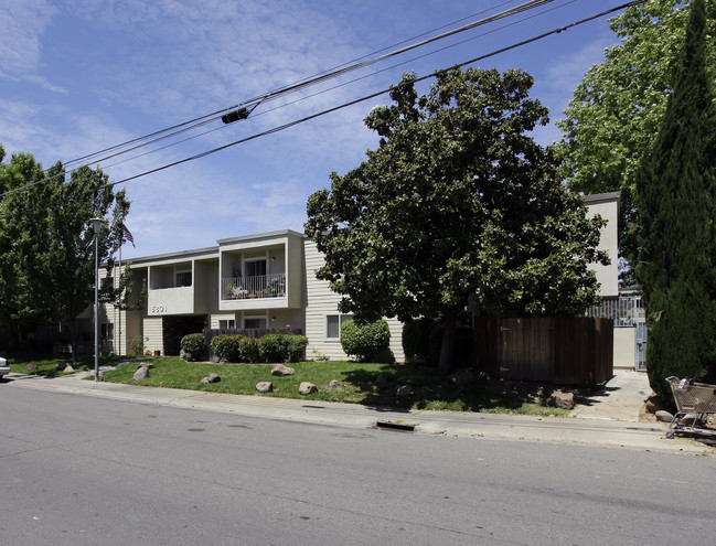 Sutter Place in Carmichael, CA - Foto de edificio - Building Photo