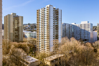 Harrison West in Portland, OR - Foto de edificio - Building Photo