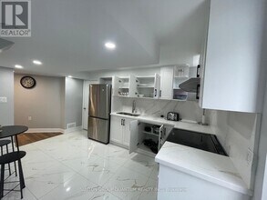 2404 Fundy Dr in Oakville, ON - Building Photo - Building Photo