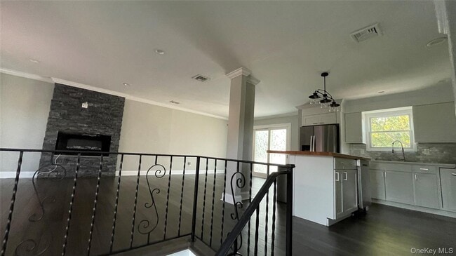 335 Gillette St in Dix Hills, NY - Building Photo - Building Photo