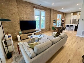 1857 N Washtenaw Ave, Unit 2 in Chicago, IL - Building Photo - Building Photo