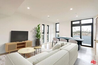 1525 N Hobart Blvd in Los Angeles, CA - Building Photo - Building Photo