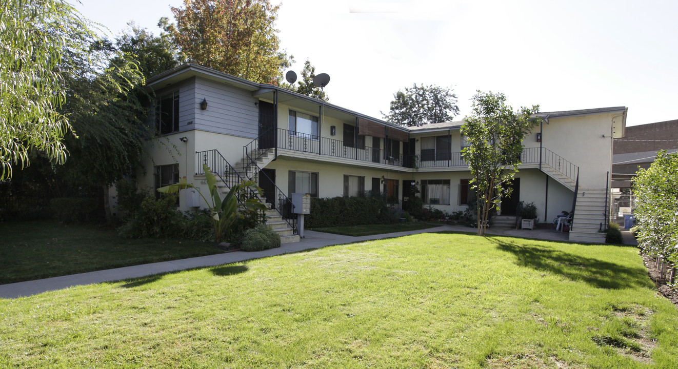 11230 Hortense St in North Hollywood, CA - Foto de edificio