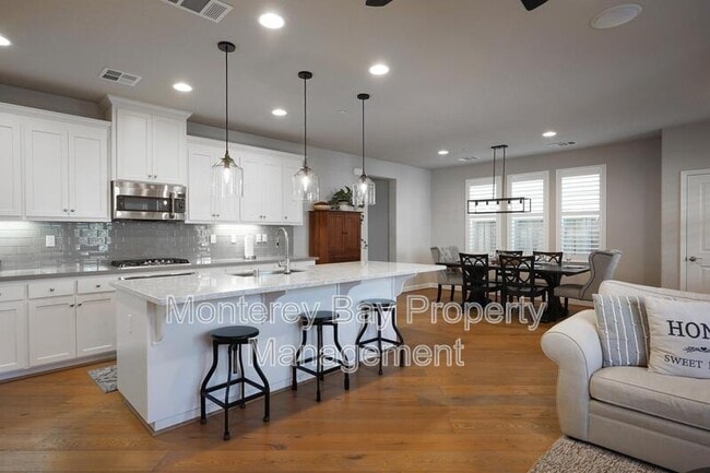 230 9th St in Marina, CA - Foto de edificio - Building Photo