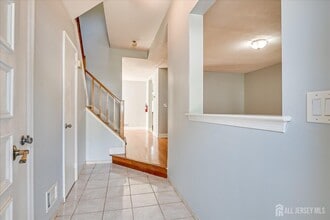 39 Jeffrey Cir in Dayton, NJ - Building Photo - Building Photo