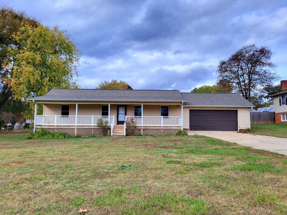 7900 Mountain Shore Dr in Lake Norman of Catawba, NC - Building Photo