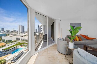 1717 N Bayshore Dr in Miami, FL - Building Photo - Building Photo