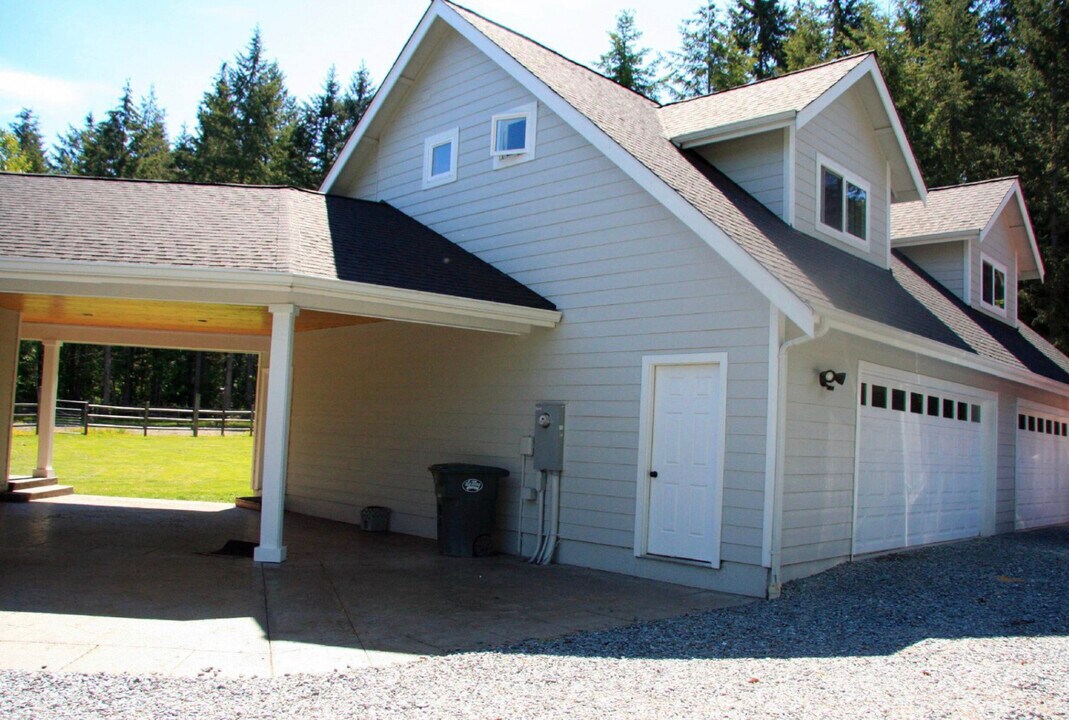 44128 Nisqually Ridge Dr E, Unit Loft Apartment-Unit B in Eatonville, WA - Building Photo