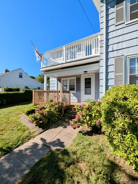 293 Pequot Ave in New London, CT - Building Photo