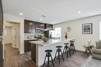 The Hideaway in Van Nuys, CA - Foto de edificio - Building Photo