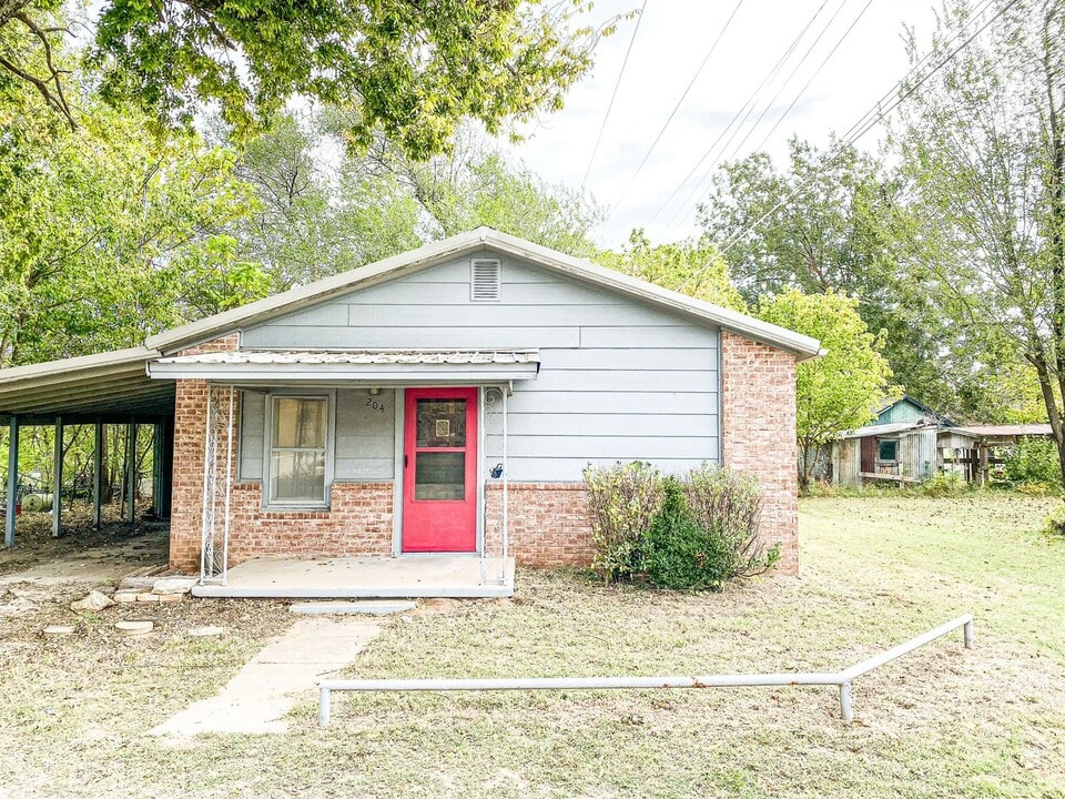 204 Santa Fe Ave in Oilton, OK - Building Photo