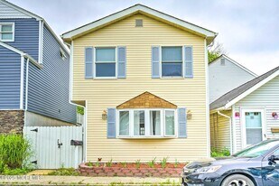18 Waterview Pl in Keansburg, NJ - Building Photo